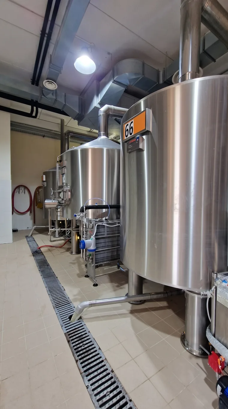 La sala cotte del birrificio: i tini dell'impianto di produzione